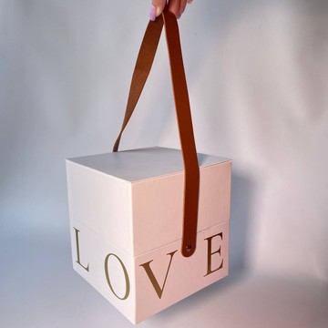 Подарочная коробка с ручкой LOVE белая, S - фото