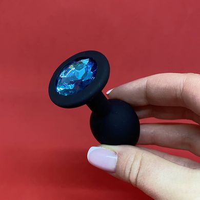 Силиконовая анальная пробка - черная с голубым кристаллом (2,8 см) - фото
